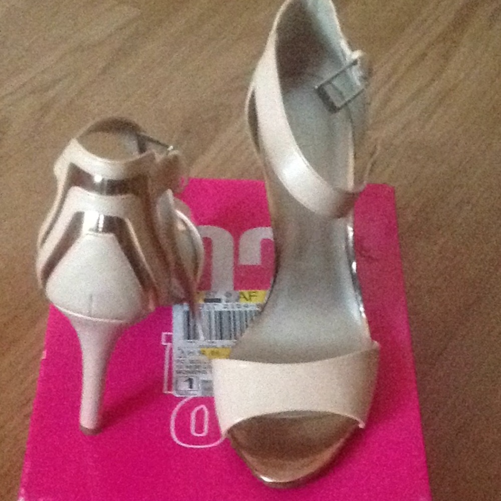 Shoes - Picture 5 of 6